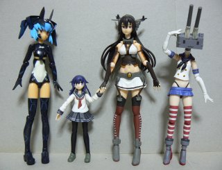 身長対比、3rd-tallの黒2FA(靴あり)・ミクロマンアーツ暁・figma島風ボディ(※メインボディのほうが首軸硬くて抜き差し怖いため仮艦首)。@大和さんは入渠中(積まれた試作中装備ケースの奥地で急に出られず) figma長門レビュー/サイズ比較